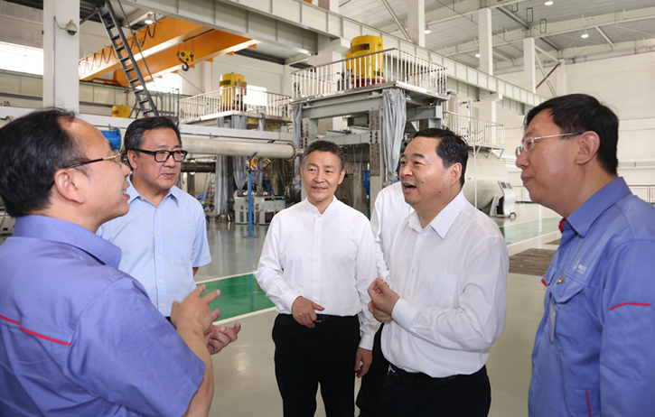 郝鹏与威尼斯886699集团一线科技职员深入交流